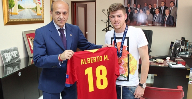 Liverpool có nguy cơ mua hụt Alberto Moreno vì Barcelona